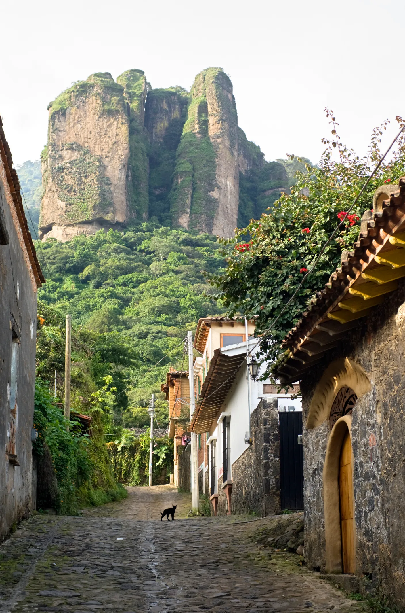 Calle empedrada de Tepoztlán con vista al cerro del Tepozteco